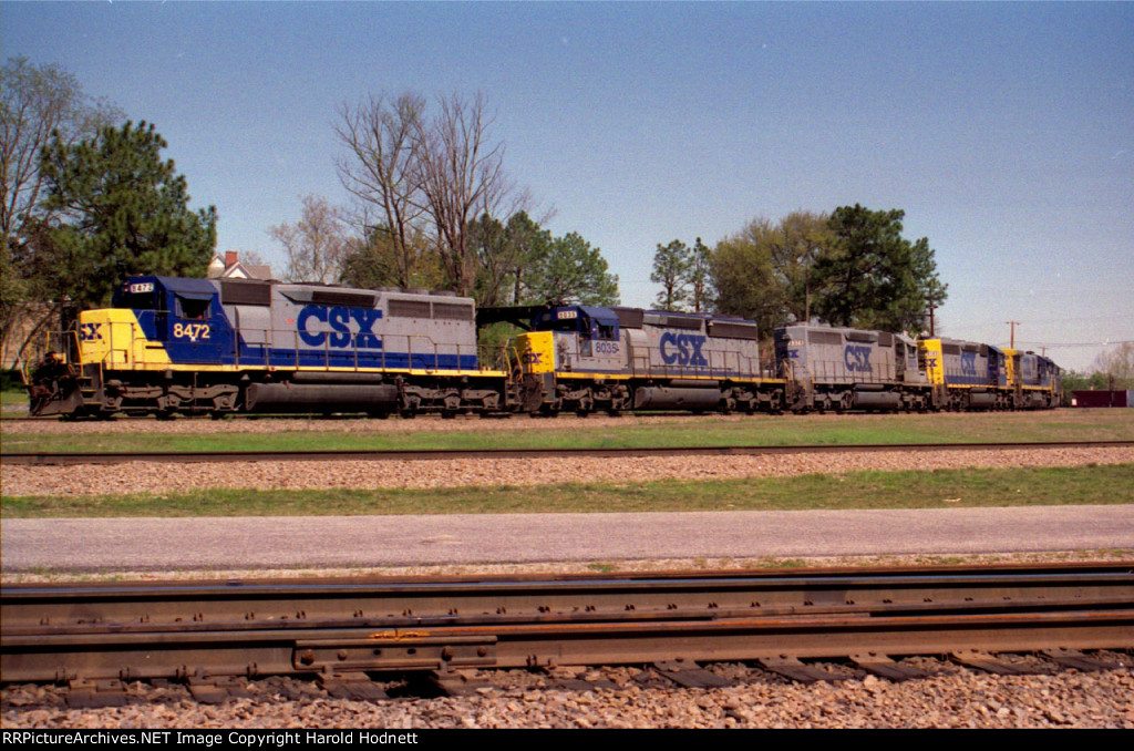 CSX 8472 leads 3 other SD40-2's and a U boat down track 1 towards West Hamlet